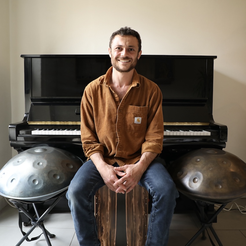 Pierre Chernet jouant du piano, handpan et cajon à Lyon